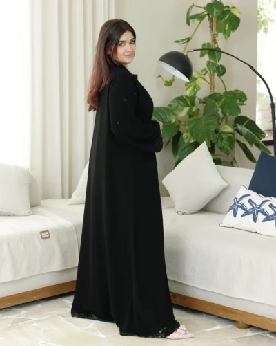 ⁦عباية جودة كريب مطرزه بشك أسود⁩ - الصورة ⁦2⁩