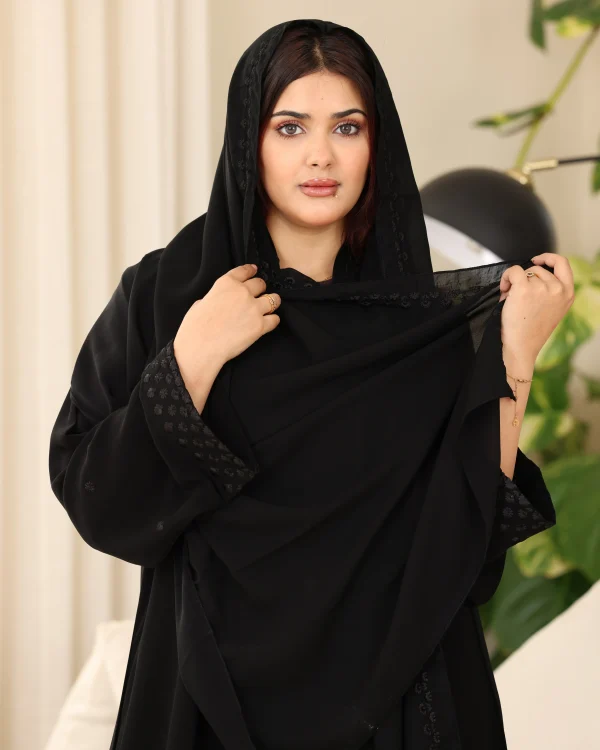 ⁦عباية جودة كريب مطرزه بشك اسود على اكمام 0906⁩ - الصورة ⁦4⁩