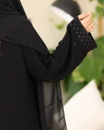 ⁦عباية جودة كريب مطرزه بشك اسود على اكمام 0906⁩ - الصورة ⁦3⁩