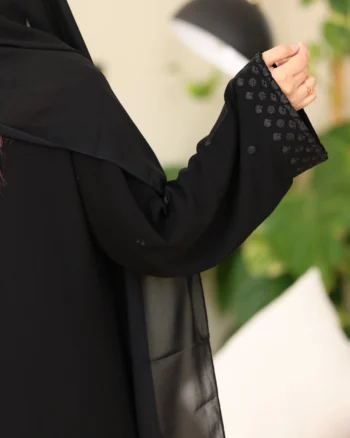 عباية جودة كريب مطرزه بشك أسود