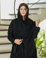⁦عباية كتف مطرزة كامل بورود مع الطرحة⁩ - الصورة ⁦3⁩