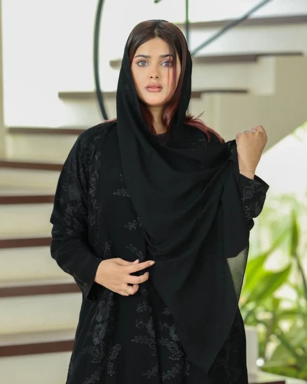 ⁦عباية كتف مطرزة كامل بورود مع الطرحة⁩ - الصورة ⁦3⁩